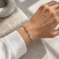Modernes Gliederarmband aus rhodiniertem Silber getragen