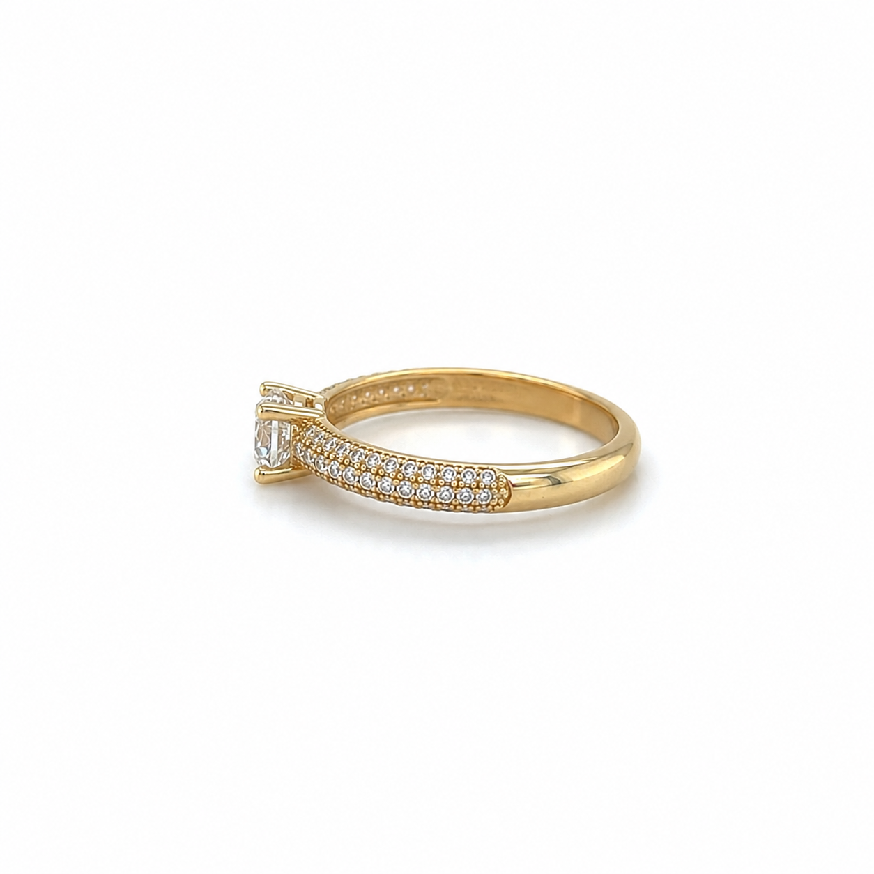Gelbgold Ring 585 mit Zirkonia und seitlichem Steinbesatz in Seitenansicht