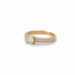 Ring aus 585 Gelbgold mit Zirkonia in Schrägansicht

