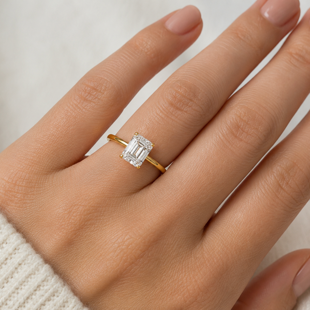 Emerald Cut Zirkonia Ring aus 585 Gelbgold getragen an der Hand
