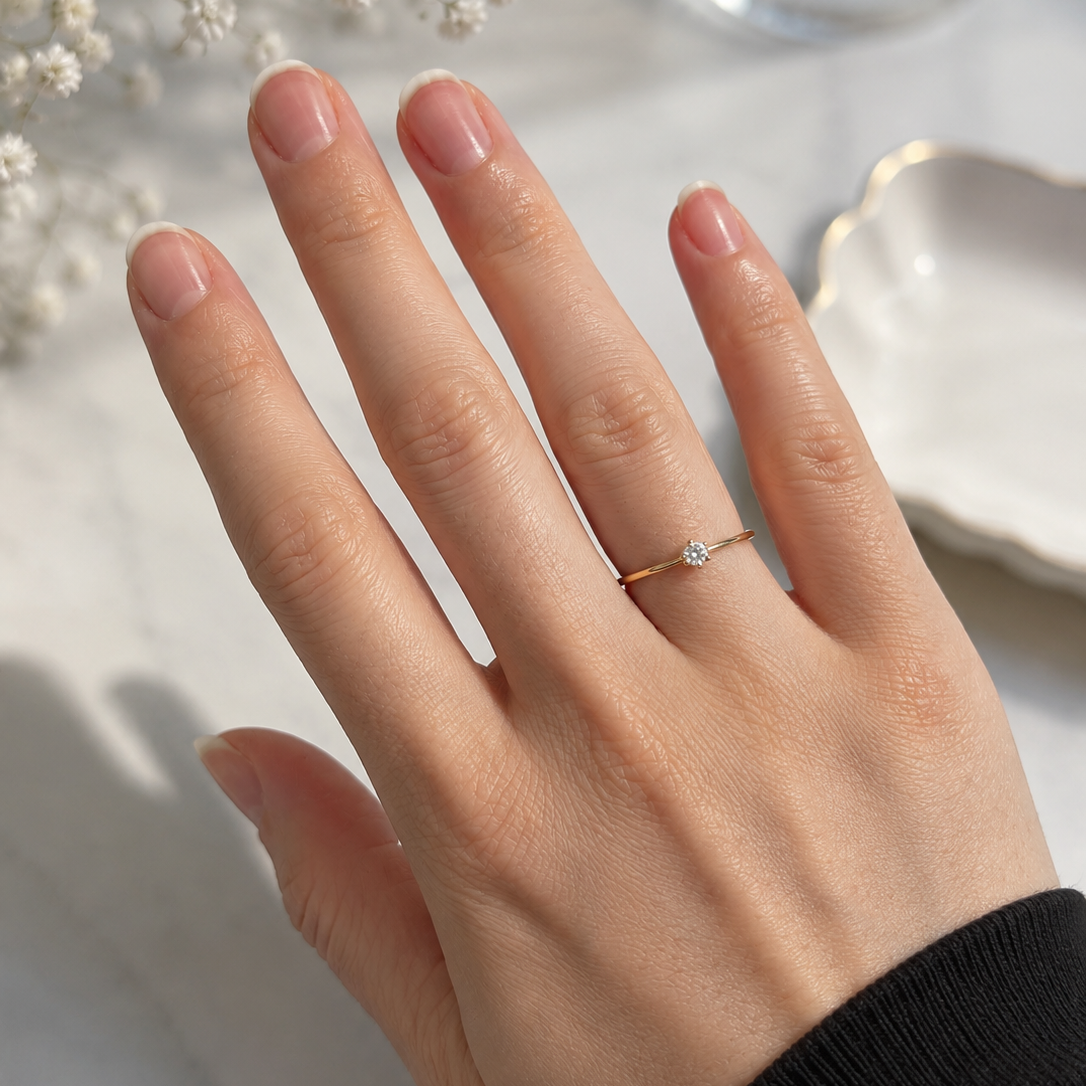 Zarter Zirkonia Ring aus 585 Gelbgold getragen an der Hand