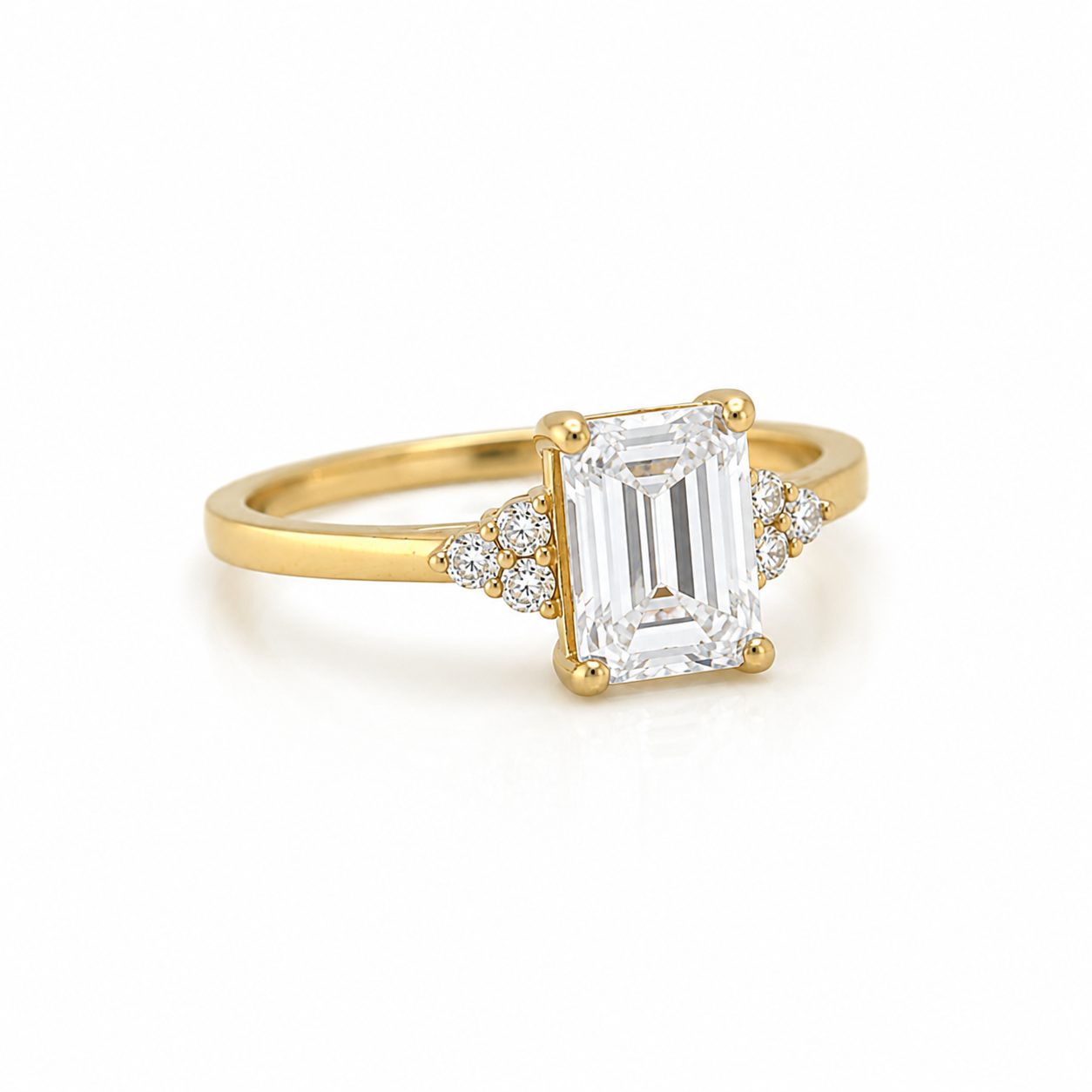 Zirkonia Ring 585 Gelbgold mit rechteckigem Mittelstein in Schrägansicht