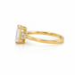 Ring aus 585 Gelbgold mit Emerald Cut Zirkonia und seitlichem Steinbesatz in Seitenansicht