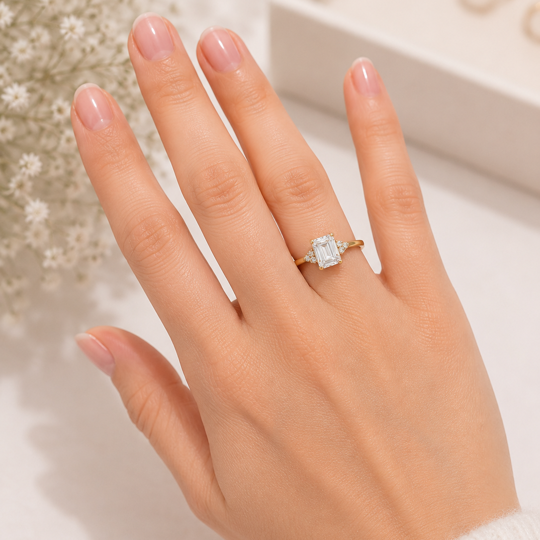 Emerald Cut Zirkonia Ring aus 585 Gelbgold getragen an der Hand