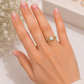 Zirkonia Ring aus 585 Gelbgold mit gedrehter Ringschiene getragen an der Hand
