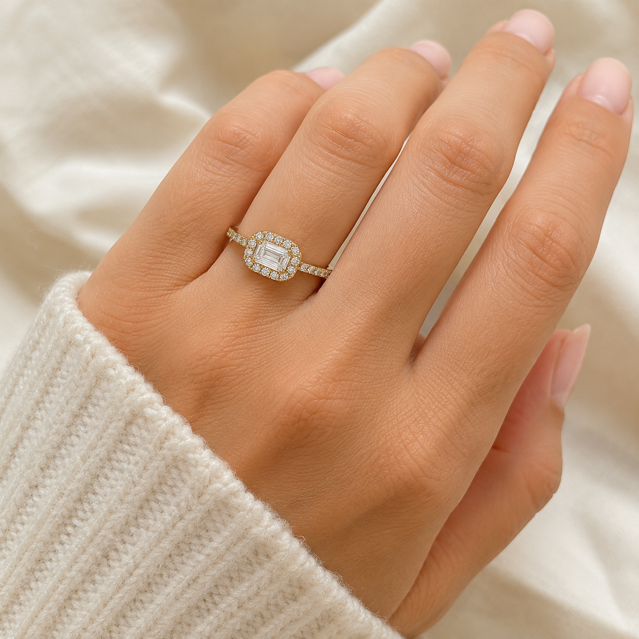 Halo Verlobungsring aus 585 Gelbgold mit Zirkonia getragen an der Hand