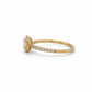 Ring aus 585 Gelbgold mit Emerald Cut Zirkonia und seitlichem Steinbesatz in Seitenansicht