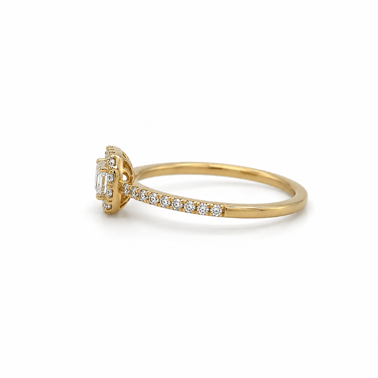 Ring aus 585 Gelbgold mit Emerald Cut Zirkonia und seitlichem Steinbesatz in Seitenansicht