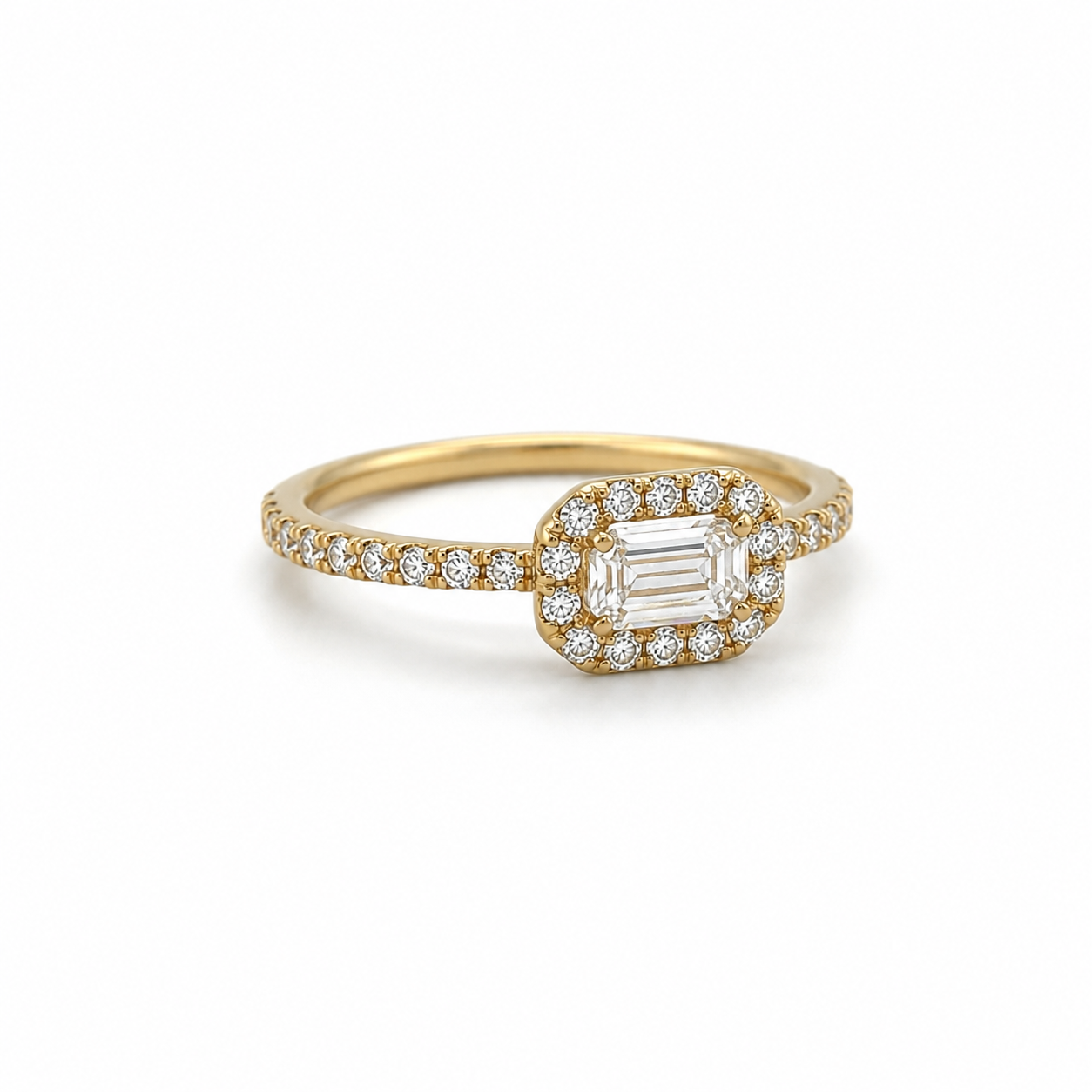 Zirkonia Ring 585 Gelbgold mit Halo-Fassung und rechteckigem Mittelstein in Schrägansicht