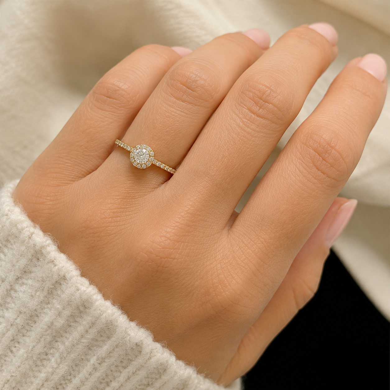 Verlobungsring aus 585 Gelbgold mit Zirkonia getragen an der Hand
