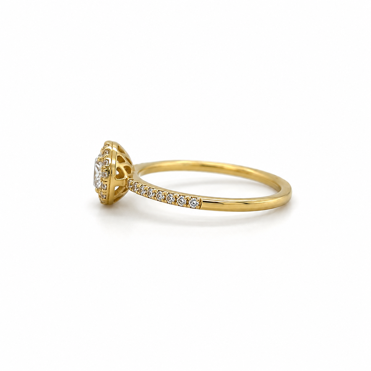 Zirkonia Ring aus 585 Gelbgold mit feiner Ringschiene in Seitenansicht