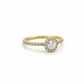 Halo Ring aus 585 Gelbgold mit Zirkonia in Schrägansicht