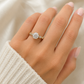 Verlobungsring aus 585 Gelbgold mit Zirkonia getragen an der Hand