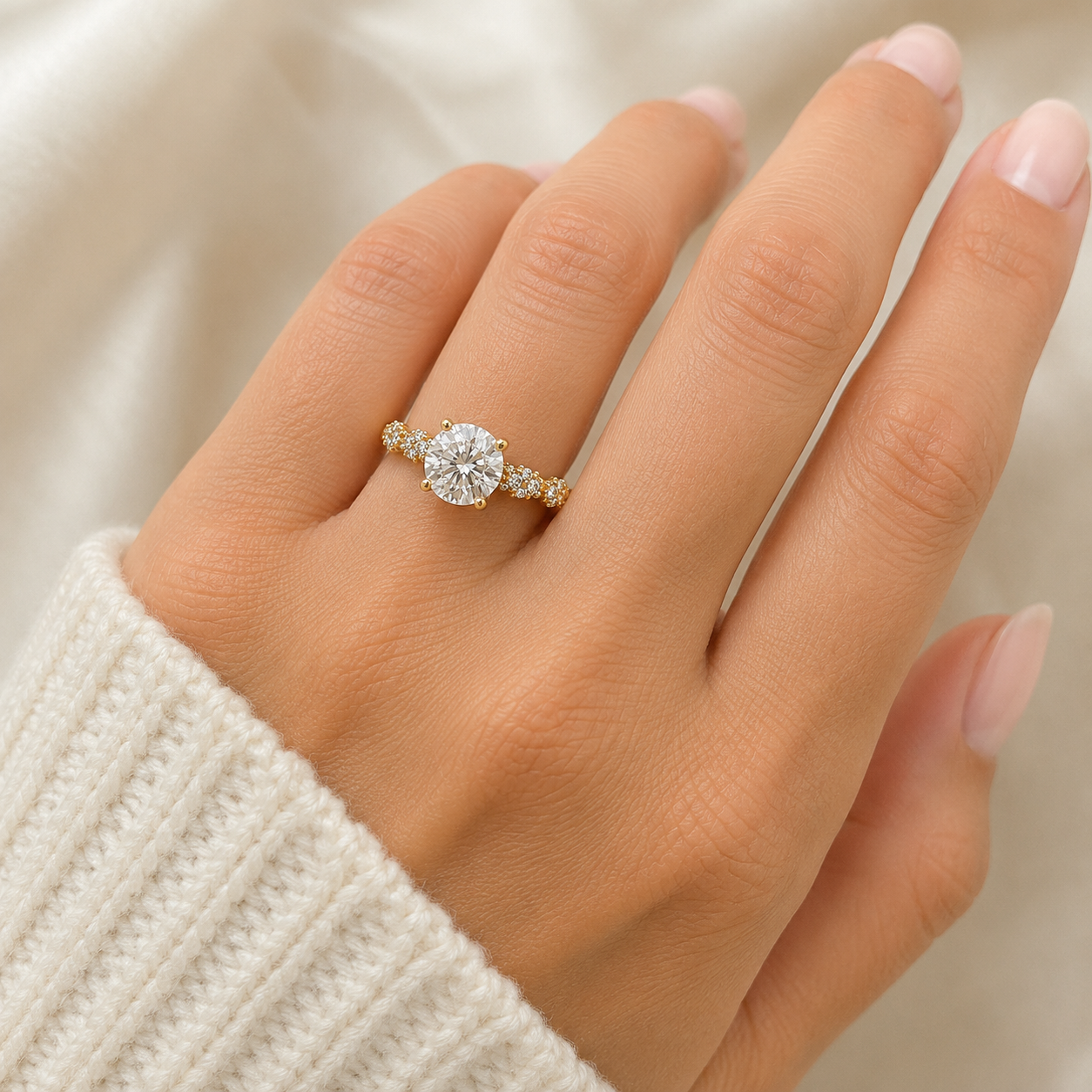 Verlobungsring aus 585 Gelbgold mit Zirkonia getragen an der Hand