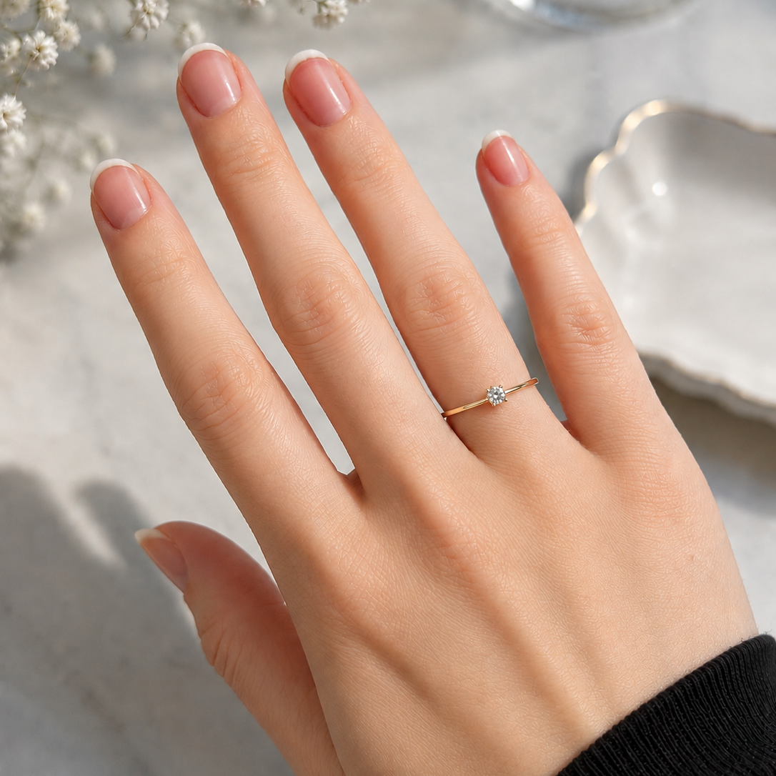 Zirkonia Ring aus 585 Gelbgold mit 4er-Krappenfassung getragen an der Hand
