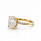 Ovaler Verlobungsring aus Gelbgold mit funkelnder Ringschiene