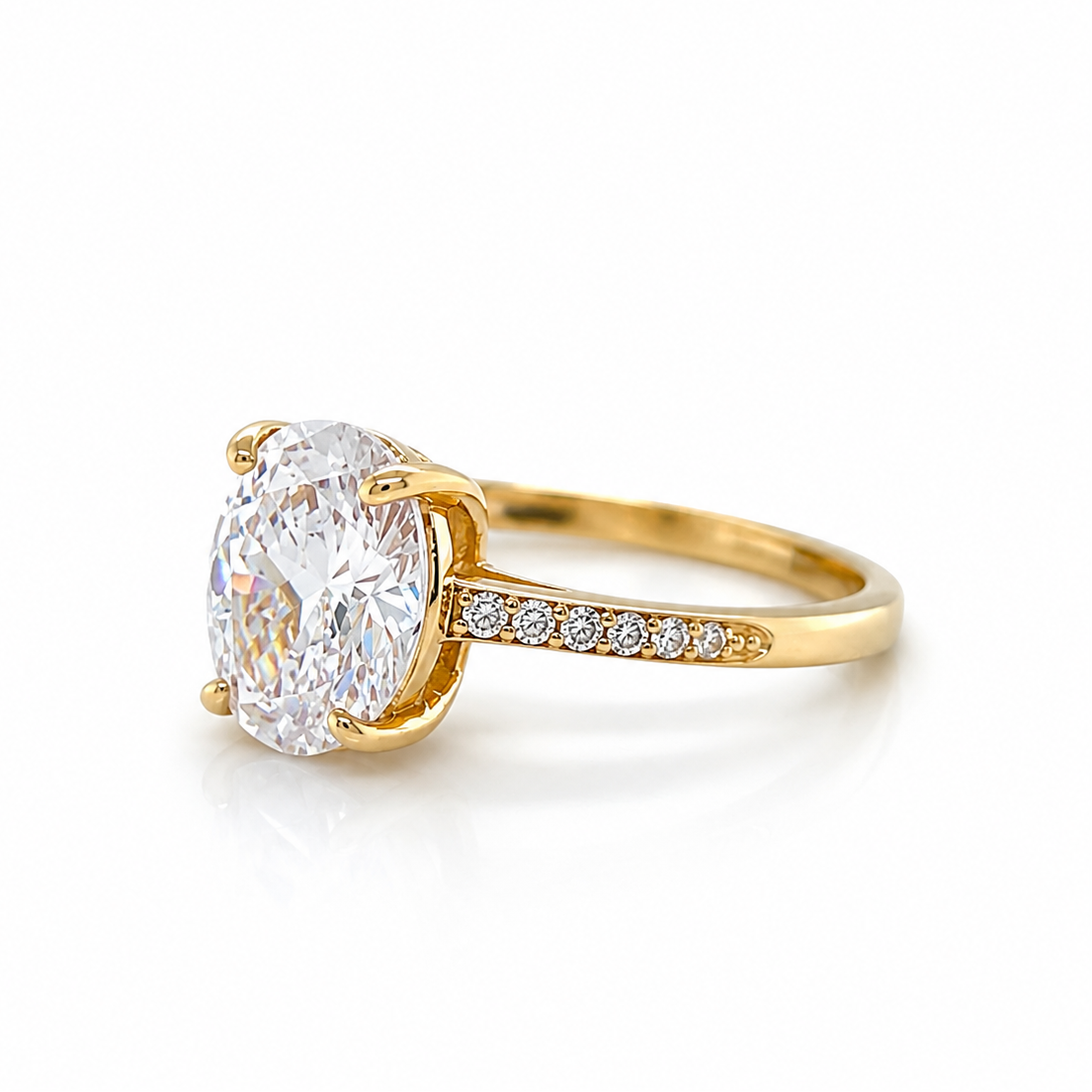 Ovaler Verlobungsring aus Gelbgold mit funkelnder Ringschiene