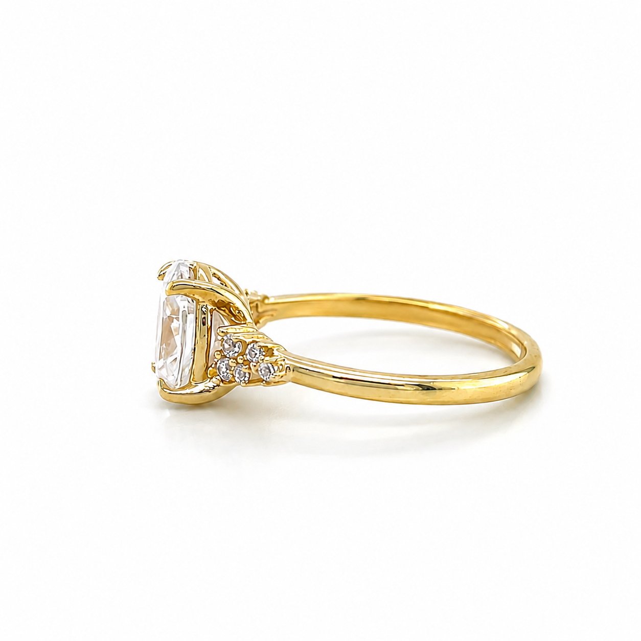 Damenring aus Gelbgold mit ovalem Zirkonia und seitlichen Zirkonia-Clustern