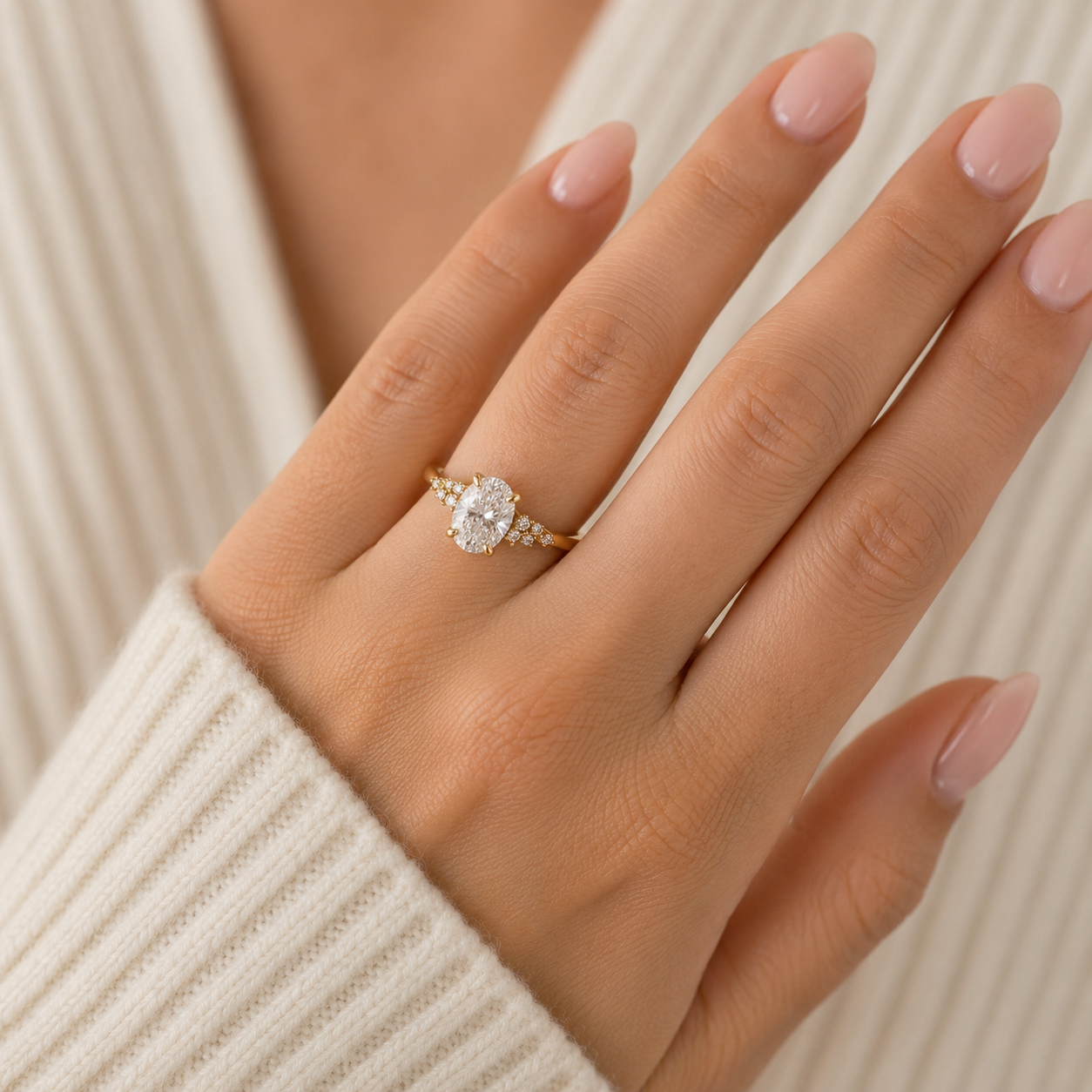 Zirkonia Ring Gelbgold mit großem ovalem Mittelstein und funkelnden Seitensteinen