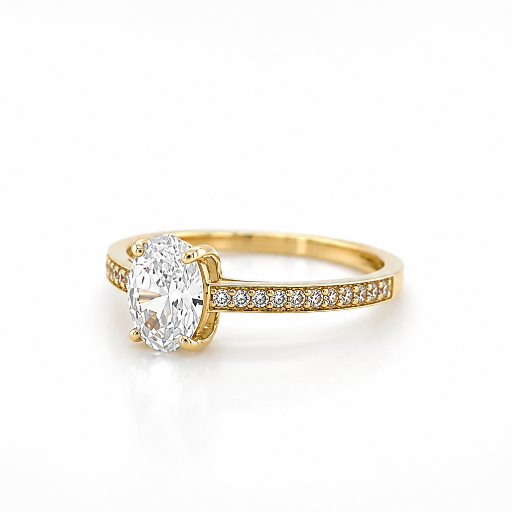 Eleganter Solitärring mit ovalem Zirkonia und feinem Steinbesatz