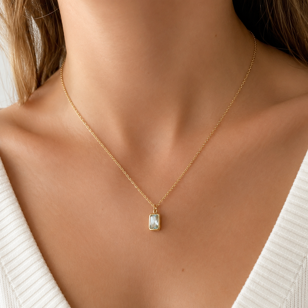 Halskette 585 Gelbgold mit rechteckigem hellblauem Zirkonia Anhänger