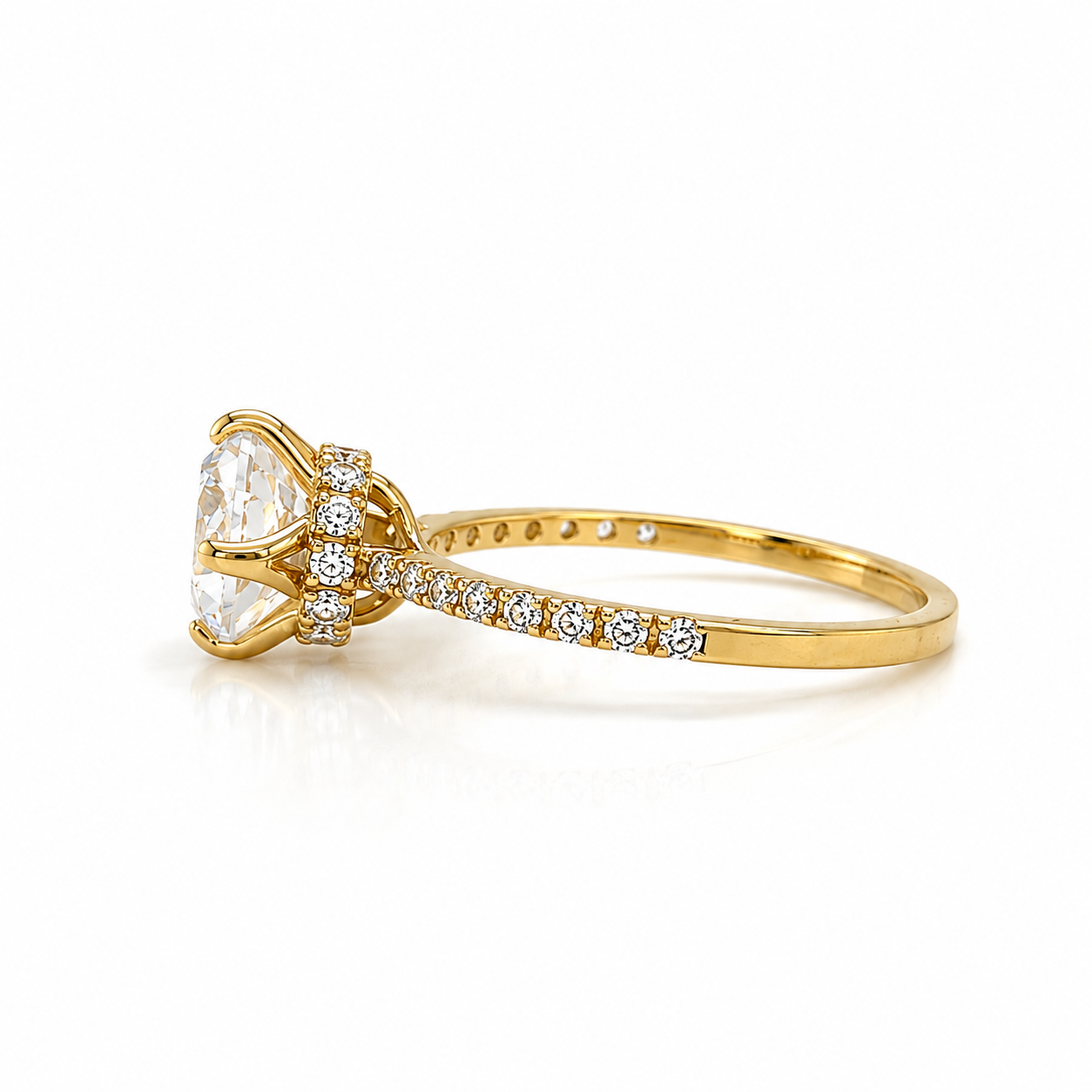 Seitenansicht eines 585 Gelbgold Rings mit Zirkonia und feinem Steinbesatz