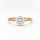 Ring aus 585 Gelbgold mit rundem Zirkonia und seitlichem Steinbesatz in Frontansicht