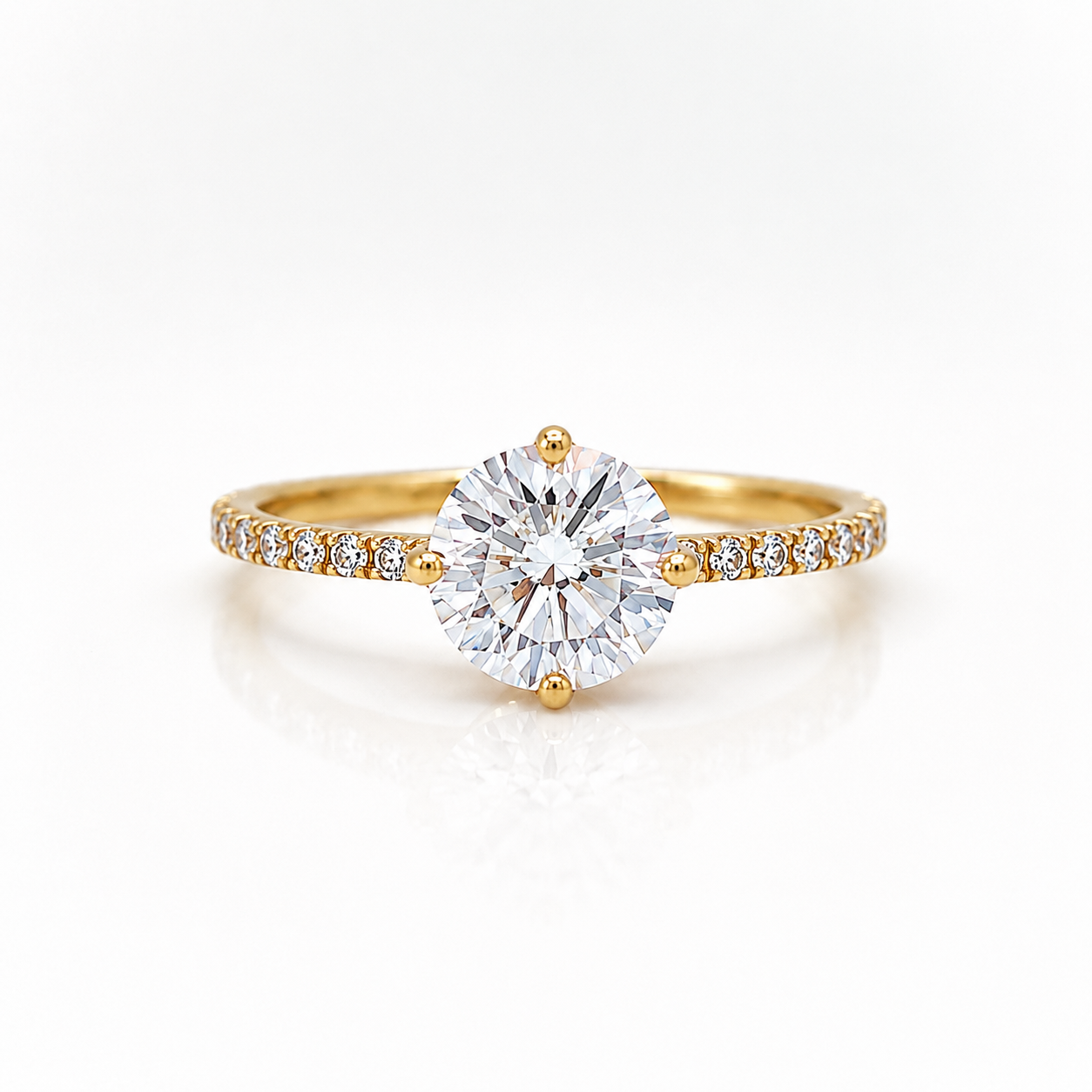 Ring aus 585 Gelbgold mit rundem Zirkonia und seitlichem Steinbesatz in Frontansicht