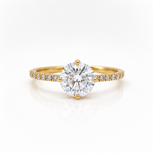 Ring aus 585 Gelbgold mit rundem Zirkonia und seitlichem Steinbesatz in Frontansicht