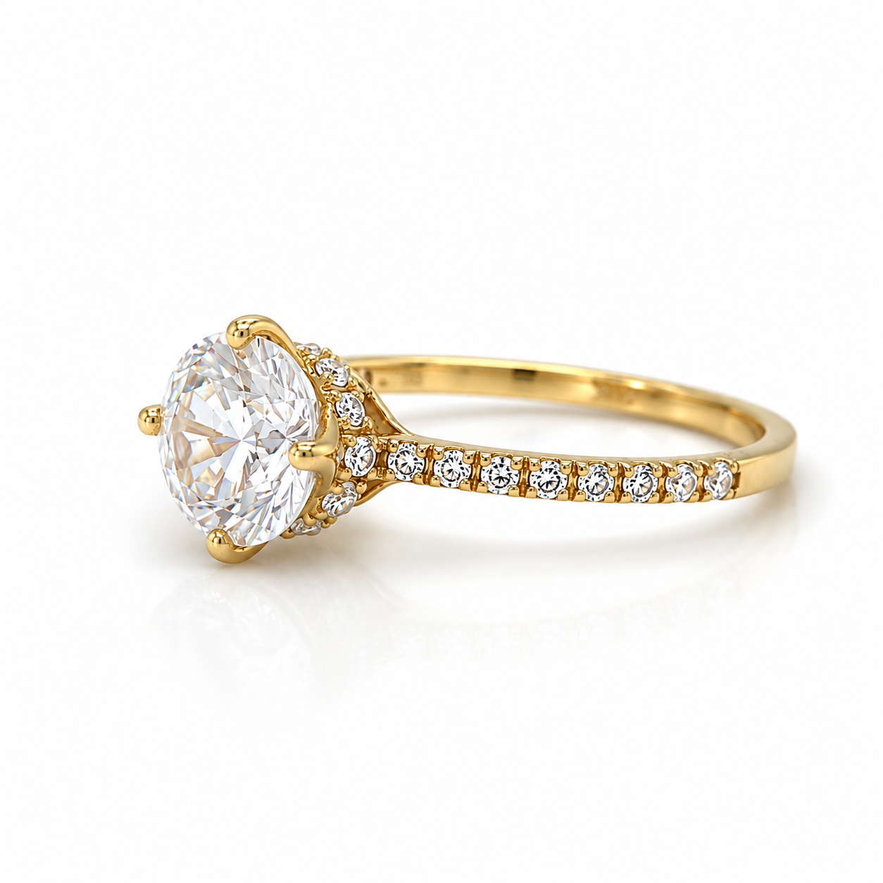 Zirkonia Ring 585 Gelbgold mit großem Mittelstein in Schrägansicht