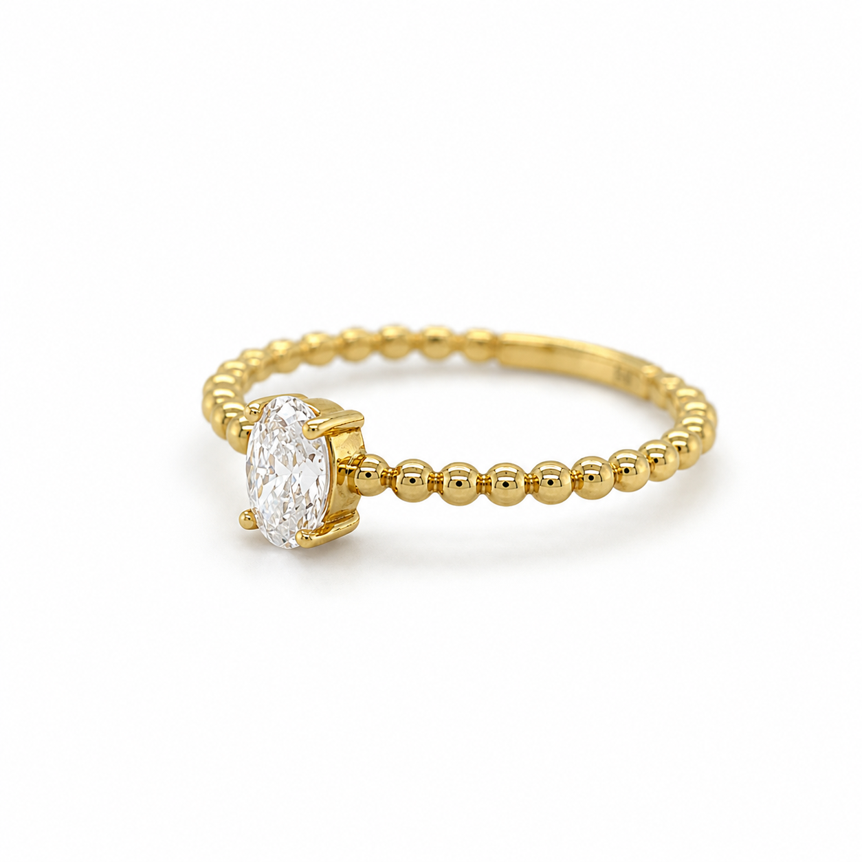 Verlobungsring 585 Gelbgold mit ovalem Zirkonia in Schrägansicht