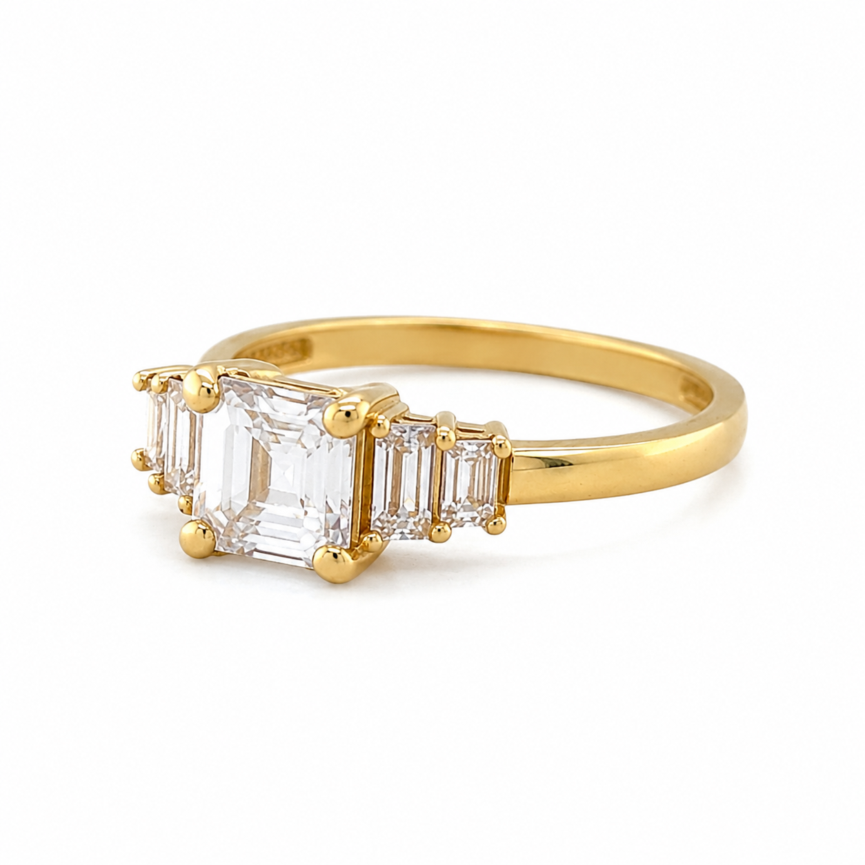 Eleganter Damenring aus 585 Gelbgold mit rechteckigem Zirkonia in Schrägansicht