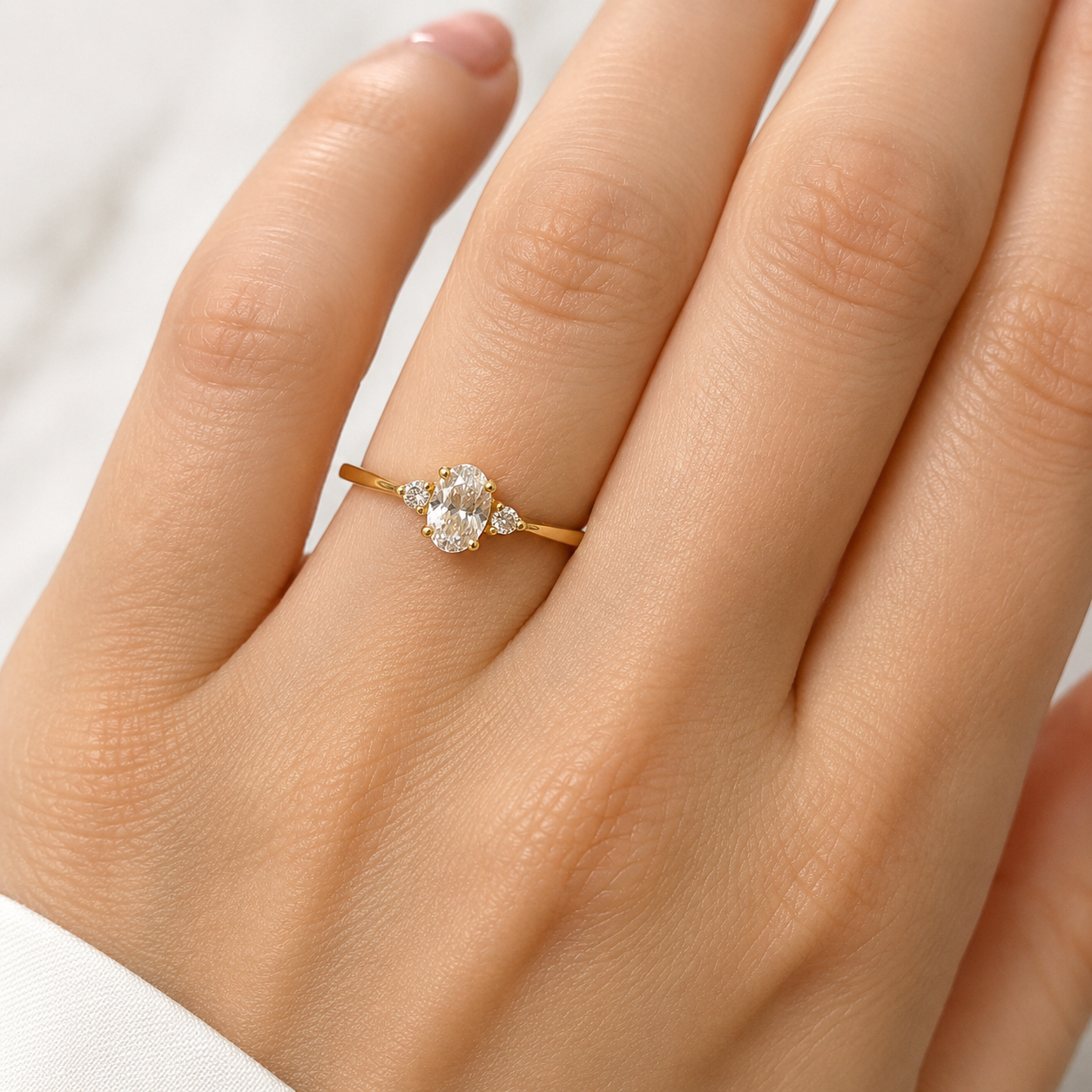 Ovaler Zirkonia Verlobungsring aus 585 Gelbgold getragen an der Hand