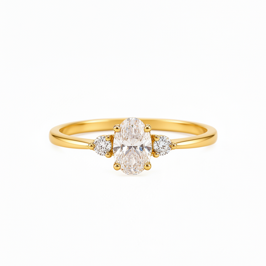 Ring aus 585 Gelbgold mit ovalem Zirkonia und seitlichen Steinen