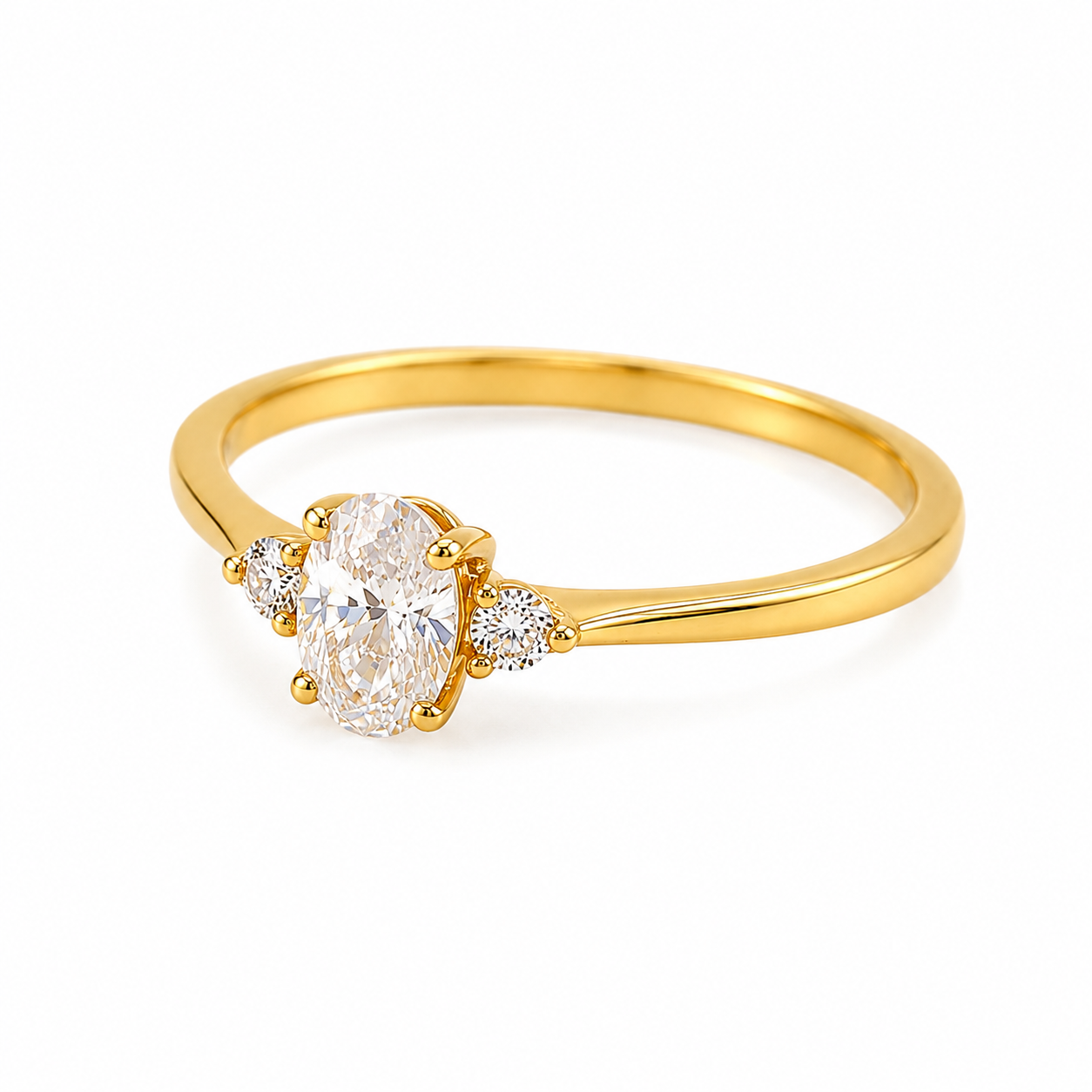 Ovaler Zirkonia Ring 585 Gelbgold mit Seitensteinen in Schrägansicht
