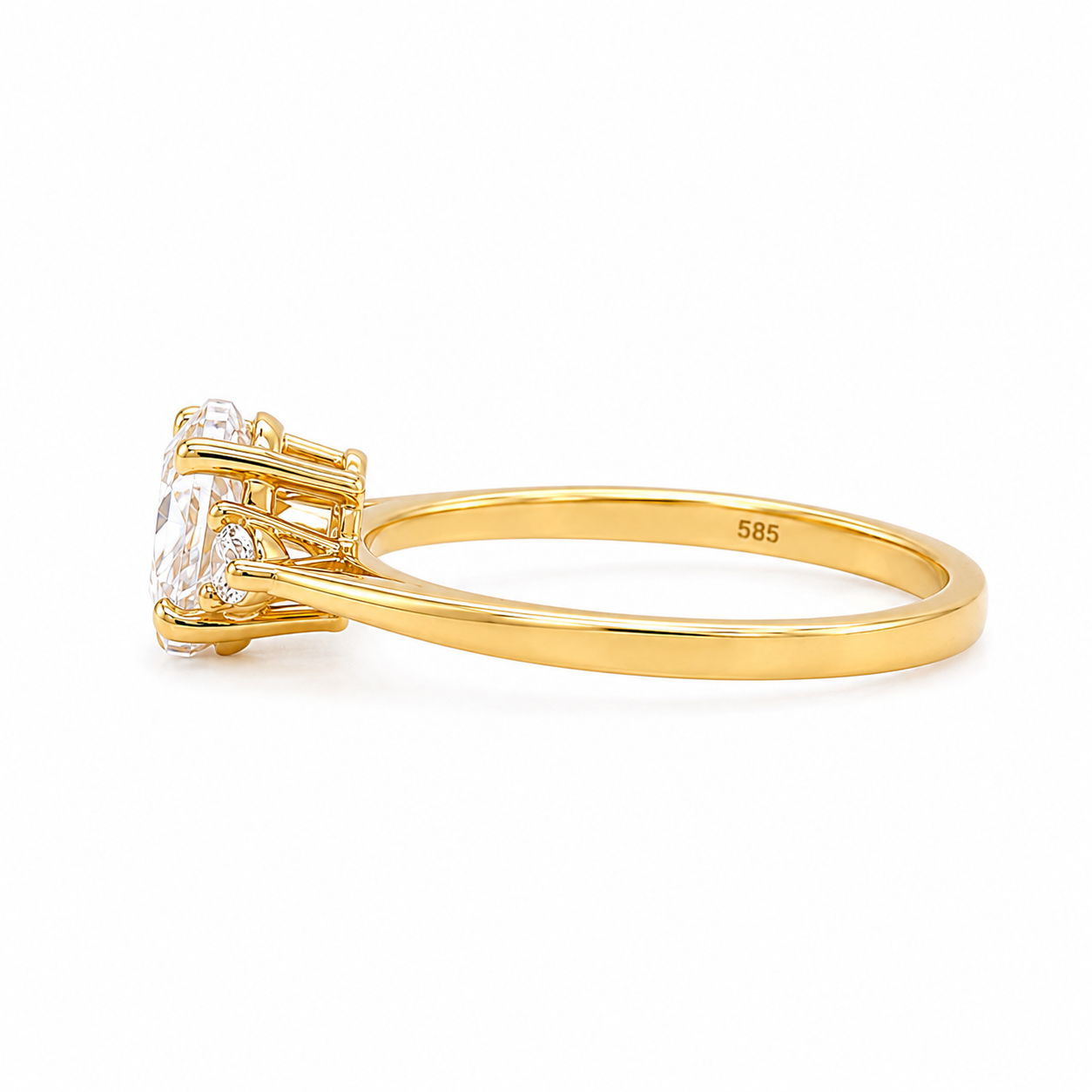 Verlobungsring aus 585 Gelbgold mit ovalem Zirkonia in Seitenansicht