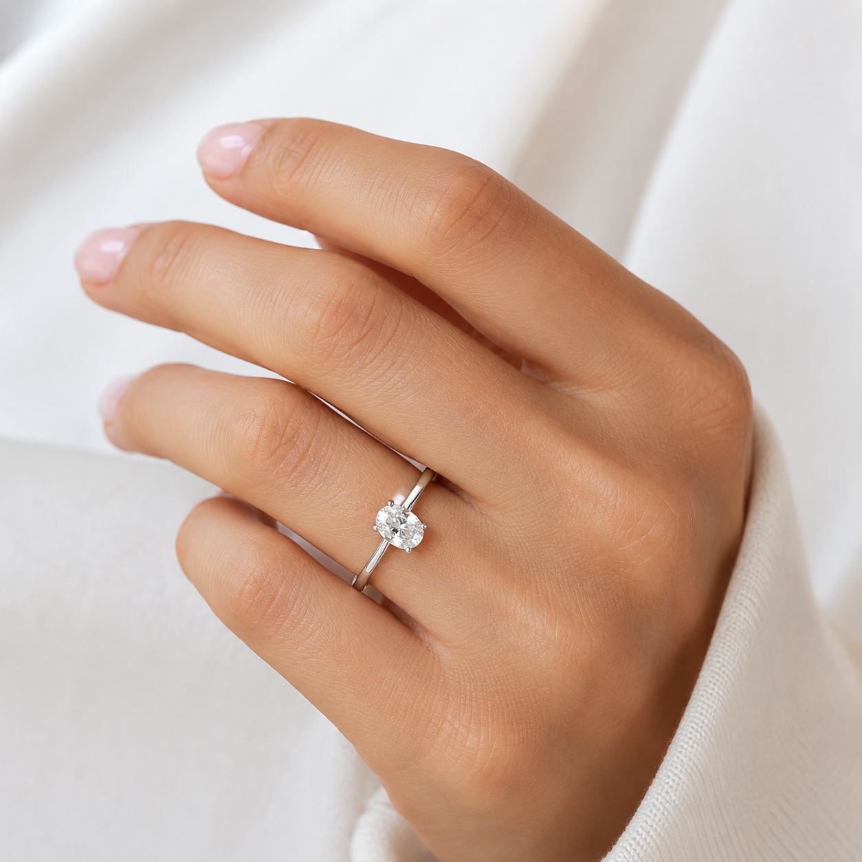 Ovaler Verlobungsring aus 585 Weißgold mit Zirkonia getragen an der Hand