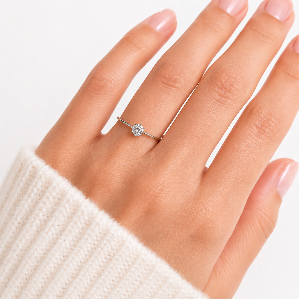 Zierlicher Verlobungsring aus 585 Weißgold mit Zirkonia getragen an der Hand