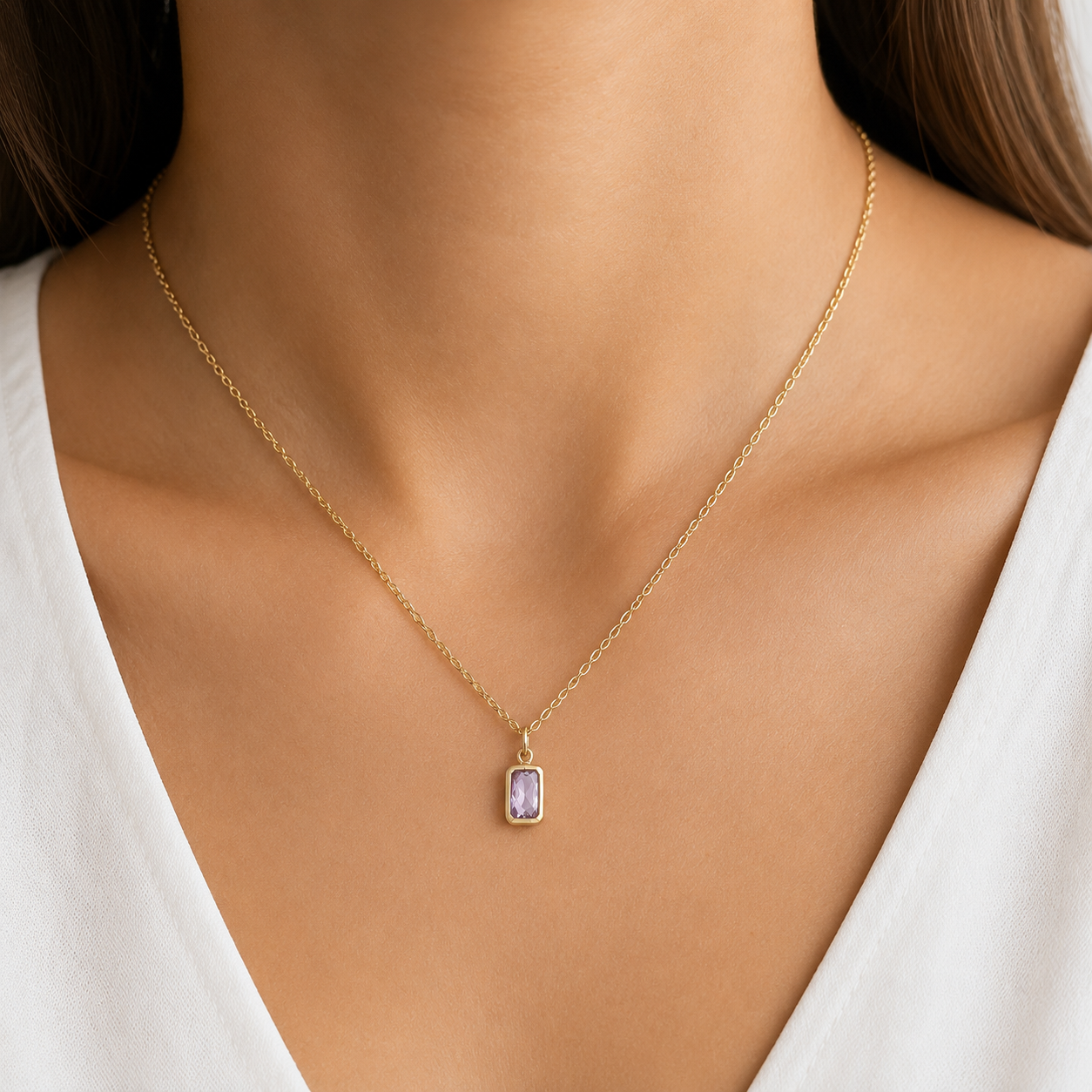 Damen Halskette aus Gelbgold mit Zirkonia Anhänger getragen