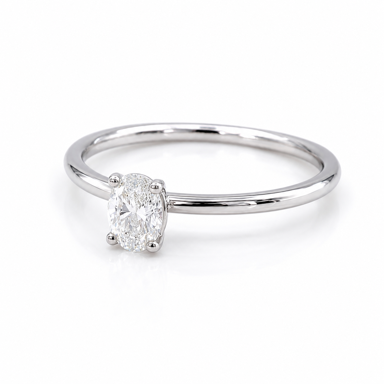 Verlobungsring aus 585 Weißgold mit ovalem Diamant 0,30 ct G/SI in schräger Ansicht