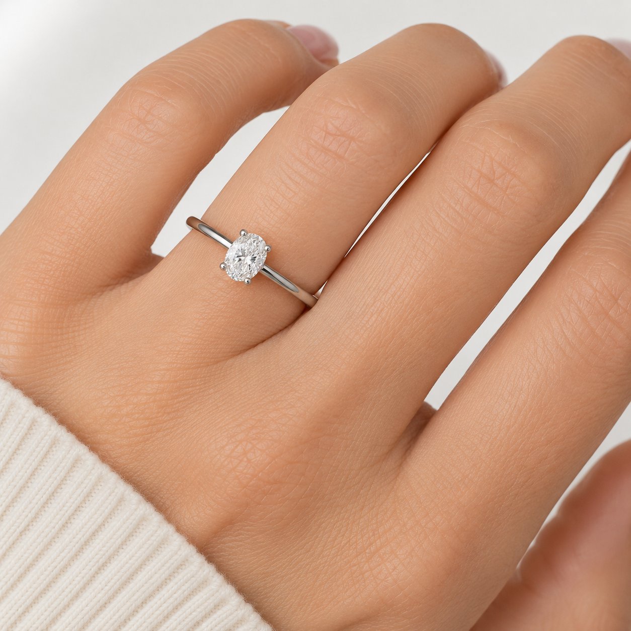 Ovaler Diamant-Verlobungsring aus 585er Weißgold mit 0,30 ct G/SI getragen