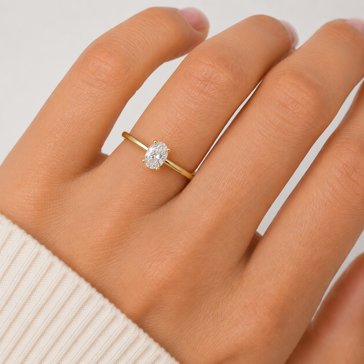 Ovaler Diamant-Verlobungsring aus 585er Gelbgold mit 0,30 ct G/SI getragen