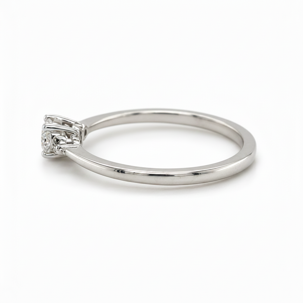 Verlobungsring aus 585 Weißgold mit Brillant 0,23 ct und Seitenbrillanten Seitenansicht