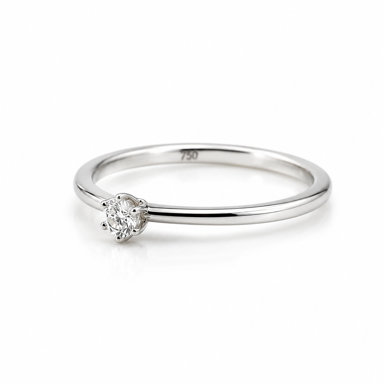 Zarter Solitärring aus 750er Weißgold mit Brillant 0,12 ct in schräger Ansicht
