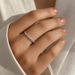 Zarter Weißgoldring mit Brillanten und geschwungener Ringschiene getragen