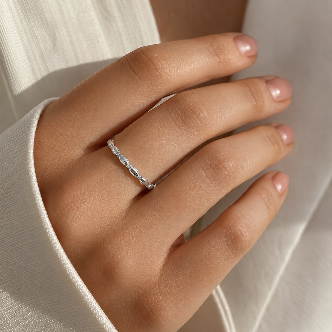Zarter Weißgoldring mit Brillanten und geschwungener Ringschiene getragen