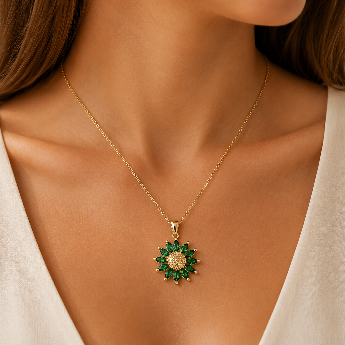 Goldkette für Damen mit Sonnenblumen-Anhänger und grünen Zirkonia