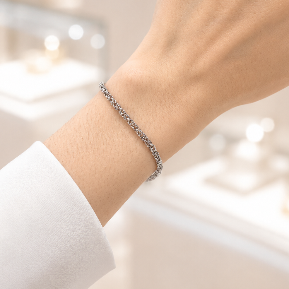 Feines Königsketten Armband Silber getragen am Handgelenk