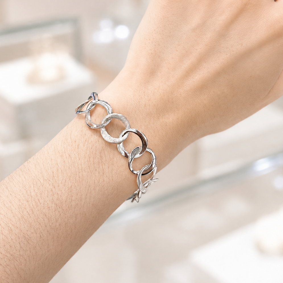 Damen Silberarmband mit großen ineinander gearbeiteten Gliedern getragen