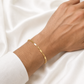 Goldenes Plattenarmband aus 585 Gelbgold am Handgelenk getragen